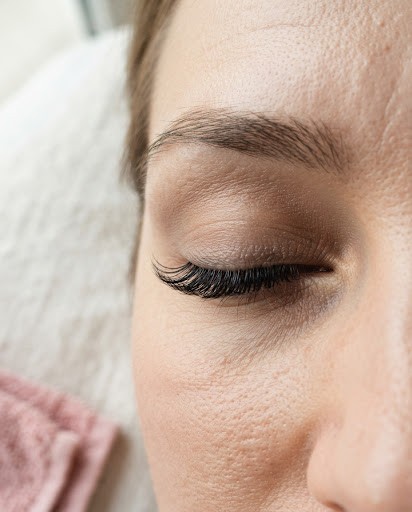 A close-up of a closed eye wearing a set of classic lash extensions.